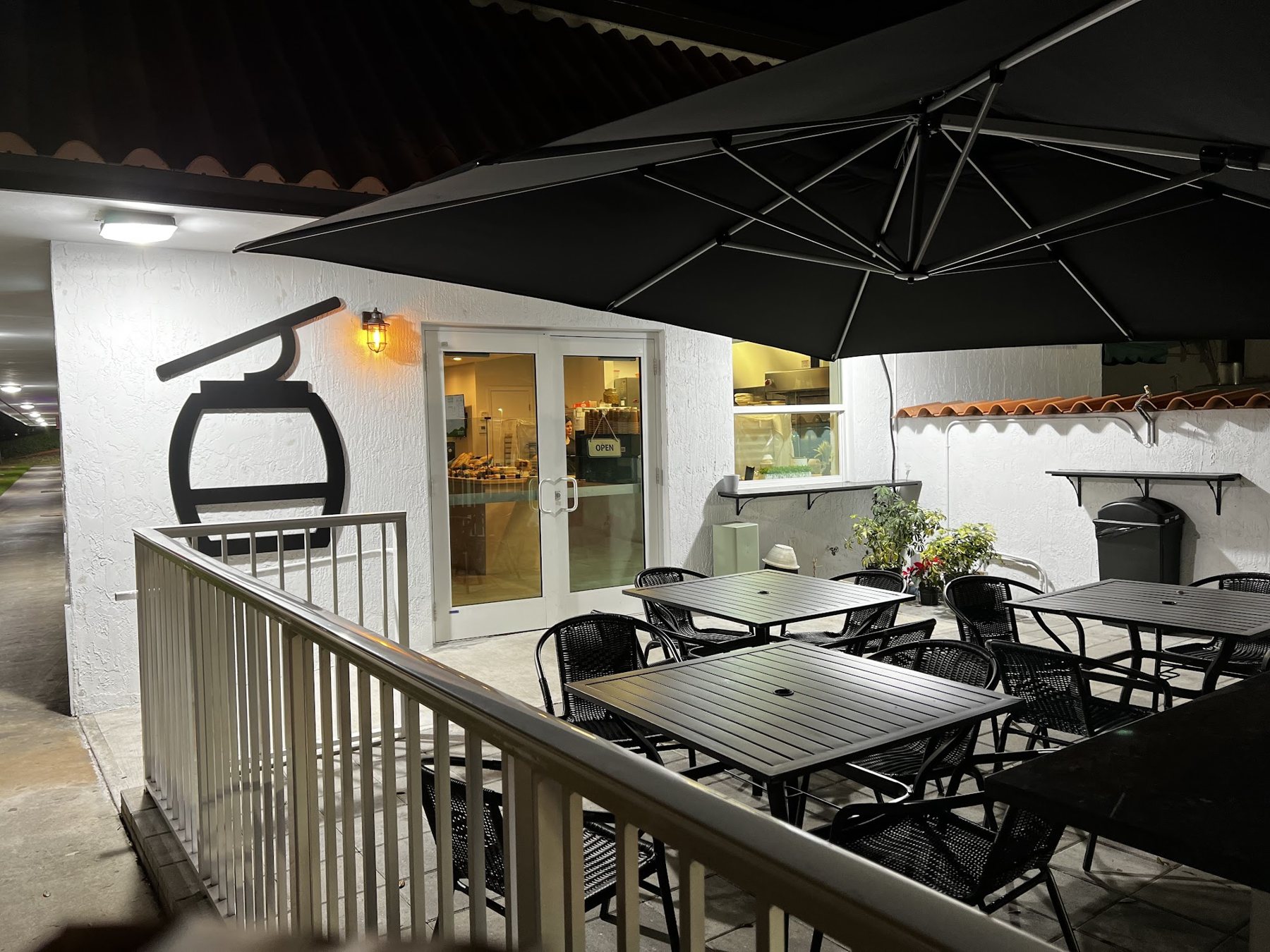 Galipán Bakehouse terrace and dining room